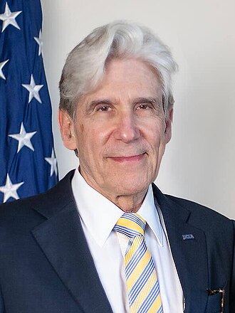 Retrato de Julio Frenk Mora
