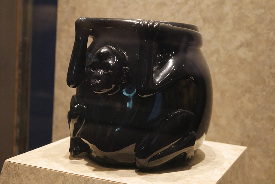 Vasija del monito de obsidiana